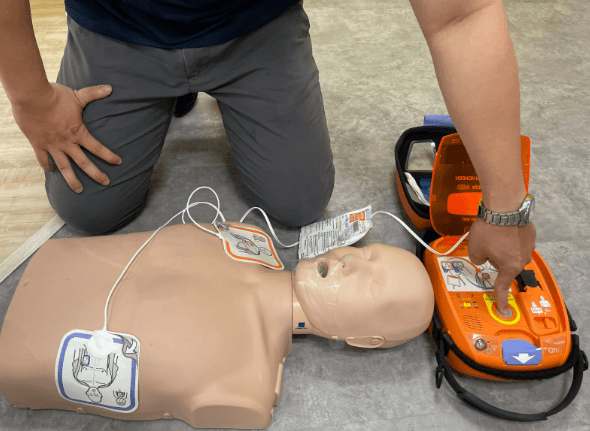 Huong-dan-dan-dien-cuc-AED-chinh-xac-1