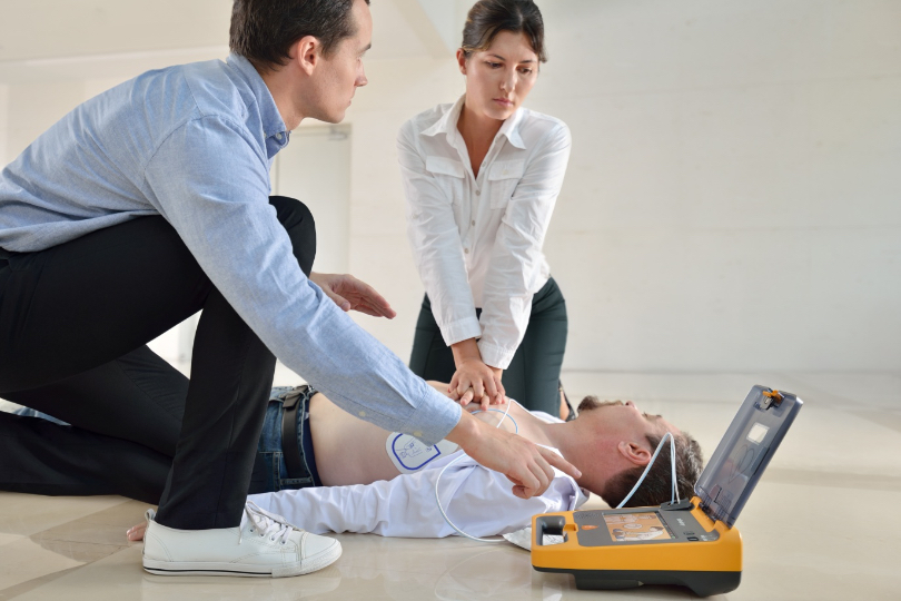 May-AED-la-gi-va-tai-sao-can-trang-bi-theo-tieu-chuan-quoc-te