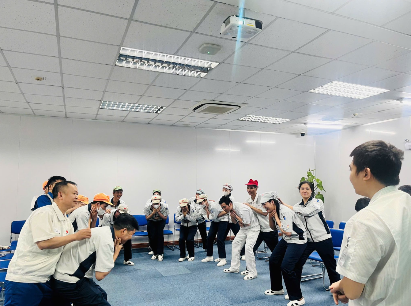 Dao-tao-CPR-va-su-dung-may-AED-tai-Hoi-An-Wellbeing