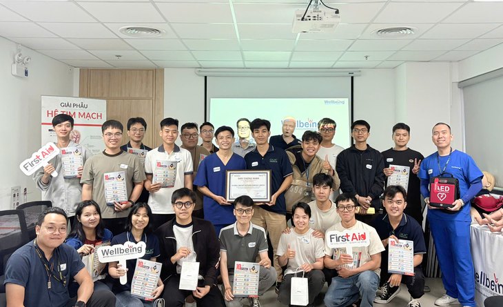 Học vi&ecirc;n nhận chứng nhận ho&agrave;n th&agrave;nh kh&oacute;a sơ cấp cứu