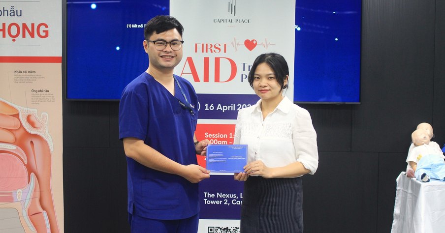 Đại diện trường học quốc tế chia sẻ về m&aacute;y AED Wellbeing